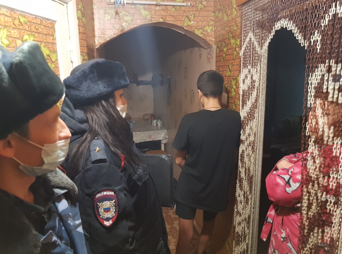 Фото ОМВД. Полицейские проверили семьи в старой части города, в районе станции Егоршино, в п. Красногвардейском. 